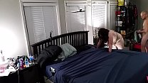 Студентка играет со своей набухшей пилоткой на кровати