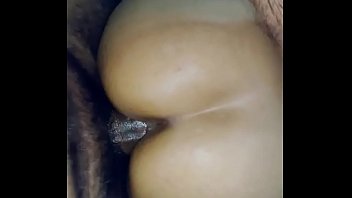 Пышногрудая брюнетка сладко лижет пенис юноши от первого личика