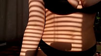 Русская сексуальная мамка страпонит молодчика в анал рачком на кровати